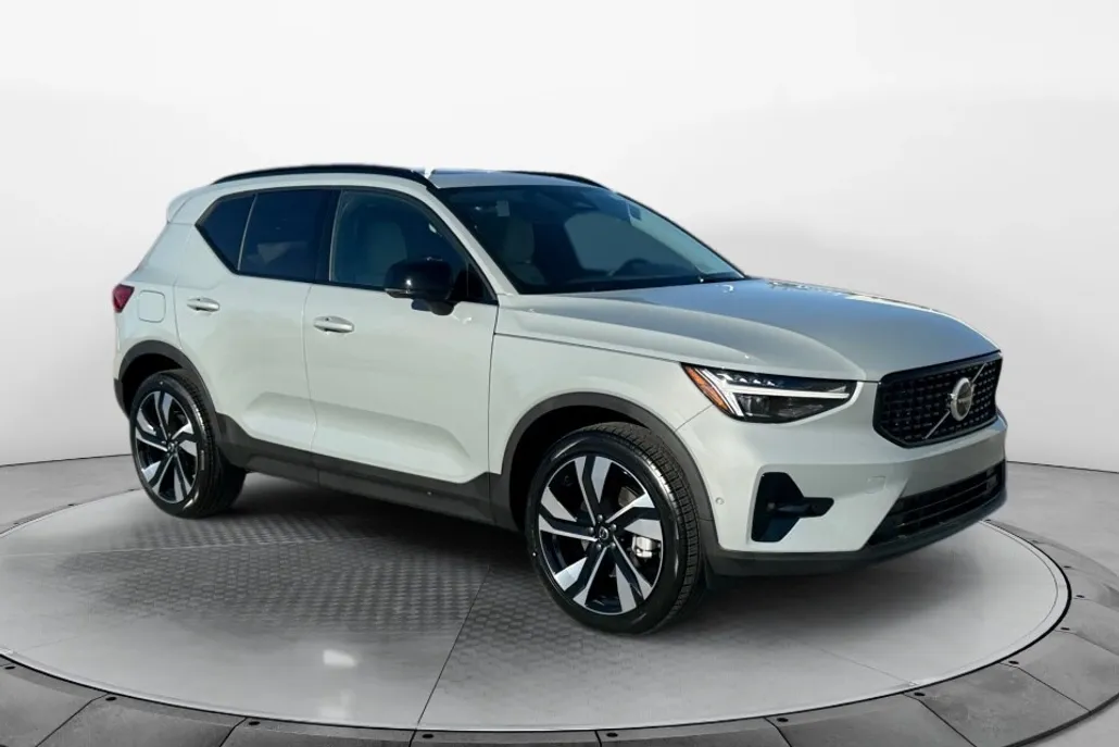 2025 Volvo XC40 Plus photo 1