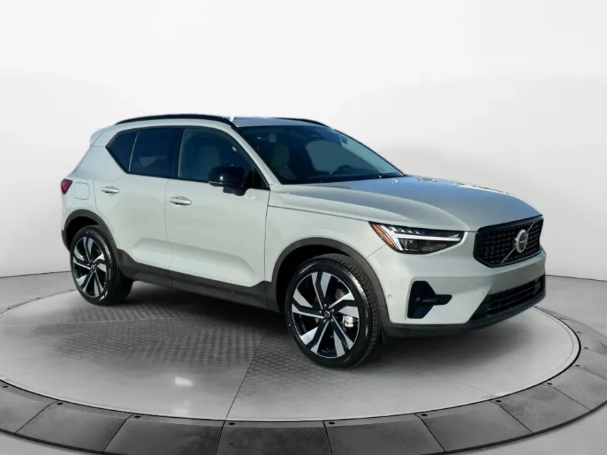 2025 Volvo XC40 Plus photo 1