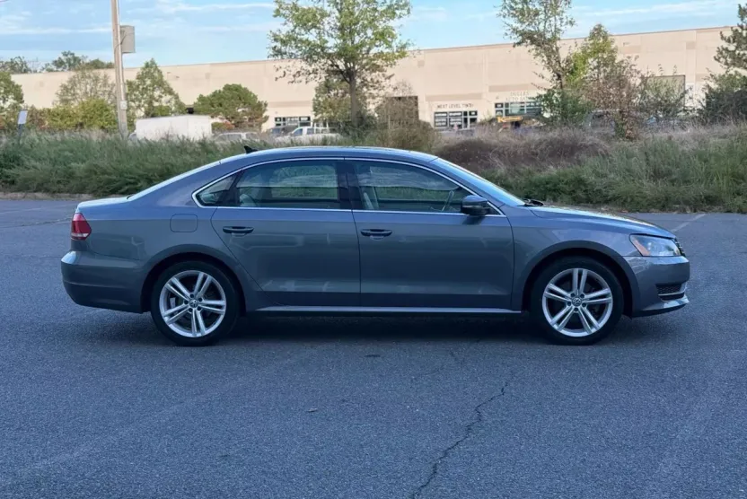 2014 Volkswagen Passat SE photo 1