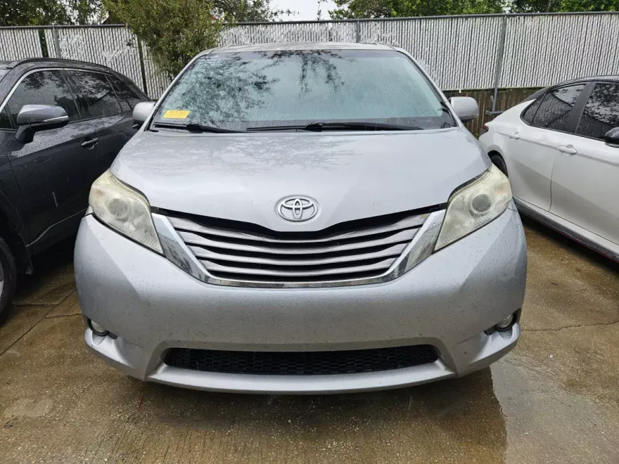 2016 Toyota Sienna XLE Premium photo 1