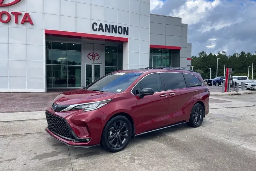 2022 Toyota Sienna XSE photo 1