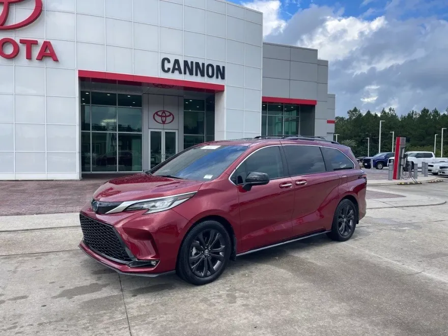 2022 Toyota Sienna XSE photo 1