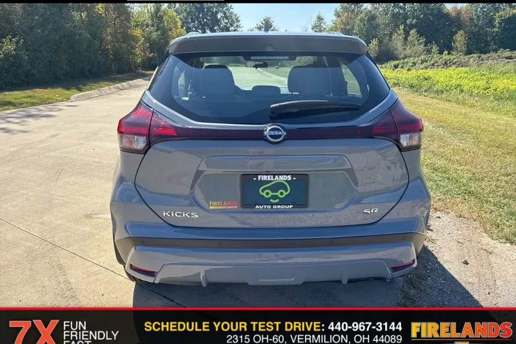 2023 Nissan Kicks SR photo 1