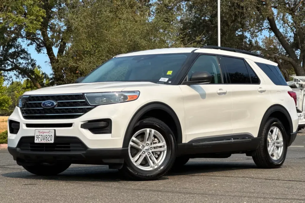 2023 Ford Explorer XLT photo 1