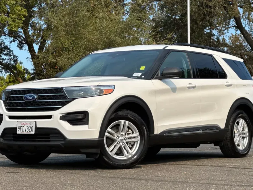 2023 Ford Explorer XLT photo 1