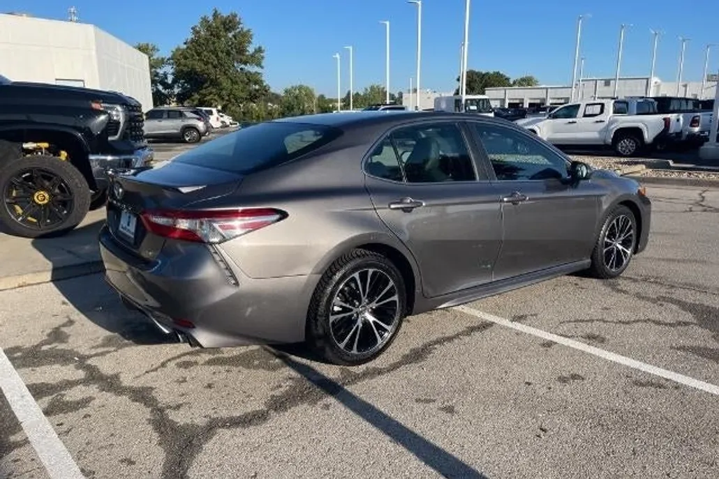 2018 Toyota Camry SE photo 1