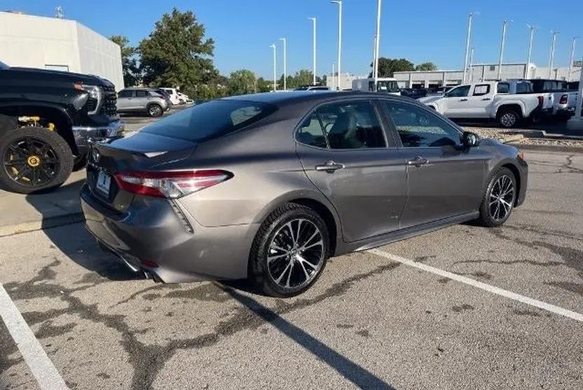 2018 Toyota Camry SE photo 1