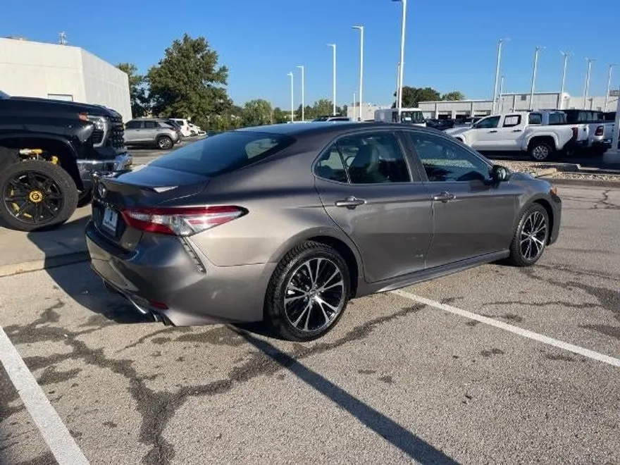 2018 Toyota Camry SE photo 1