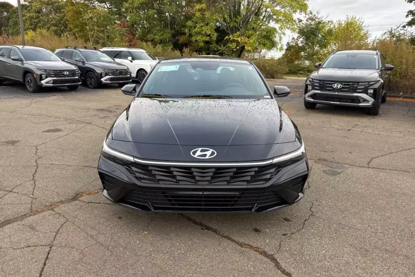 2025 Hyundai Elantra SEL Sport photo 1