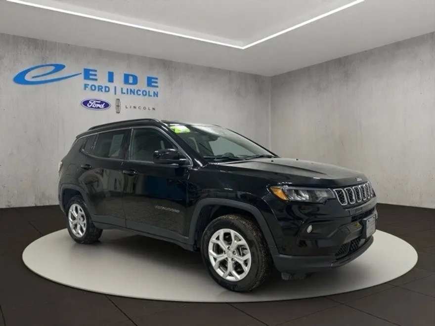 2024 Jeep Compass Latitude photo 1