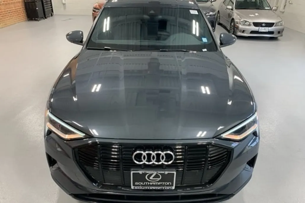 2022 Audi e-tron Premium photo 1