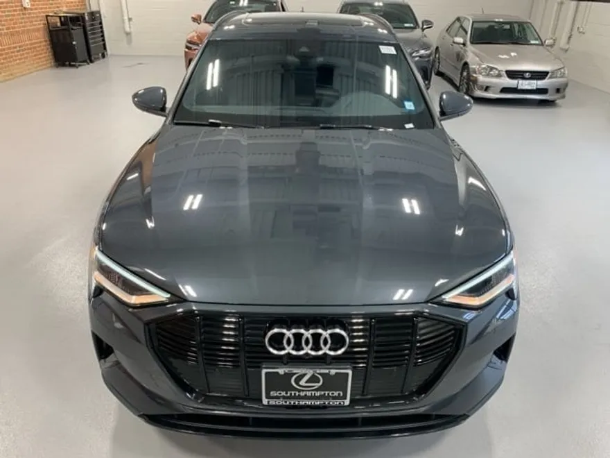 2022 Audi e-tron Premium photo 1