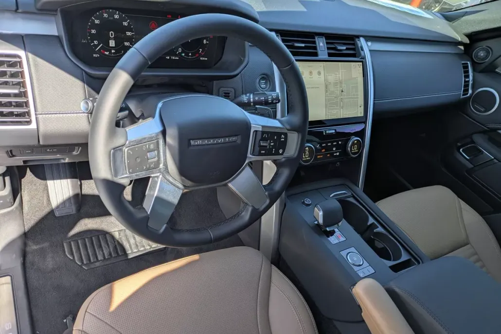 2025 Land Rover Discovery SE photo 1