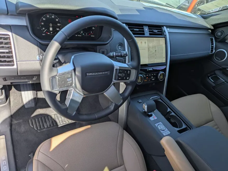 2025 Land Rover Discovery SE photo 1