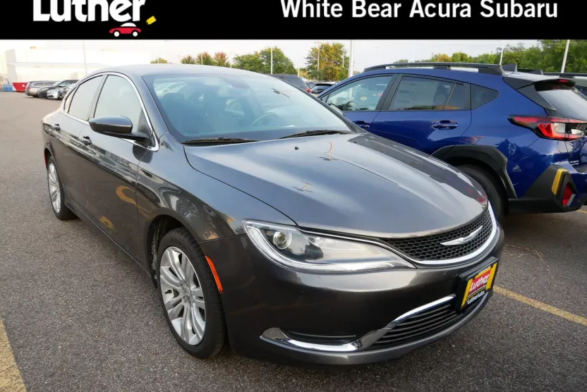 2016 Chrysler 200 Limited photo 1