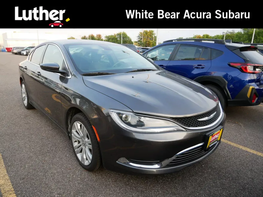 2016 Chrysler 200 Limited photo 1