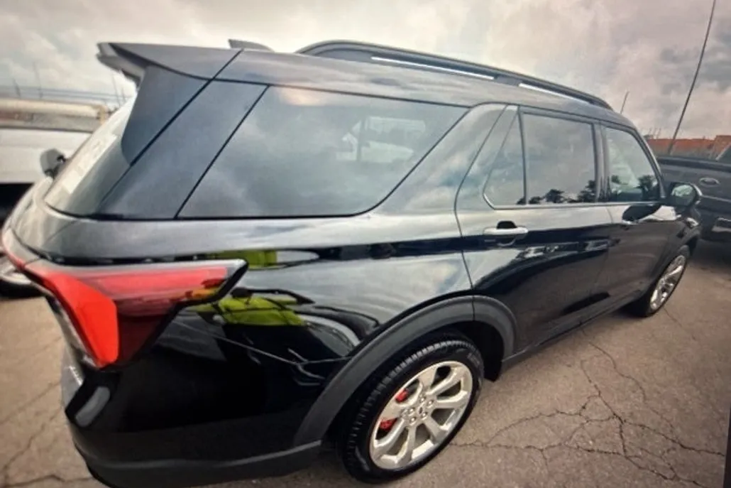 2025 Ford Explorer ST-Line photo 1