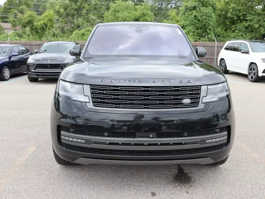 2023 Land Rover Range Rover SE photo 1