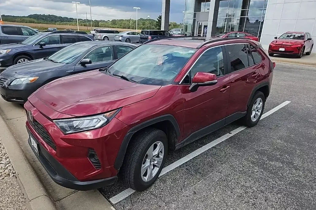 2021 Toyota RAV4 XLE photo 1