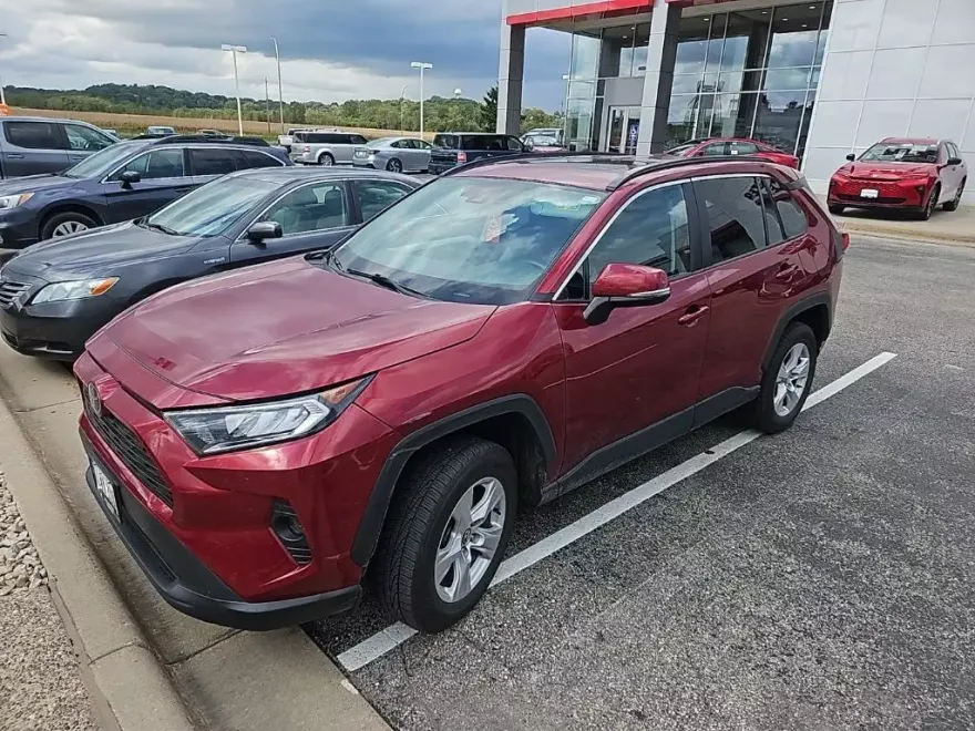 2021 Toyota RAV4 XLE photo 1