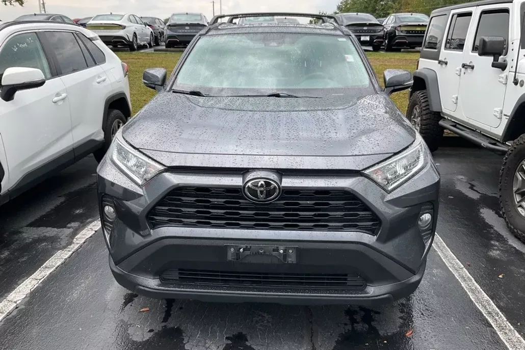 2020 Toyota RAV4 XLE photo 1