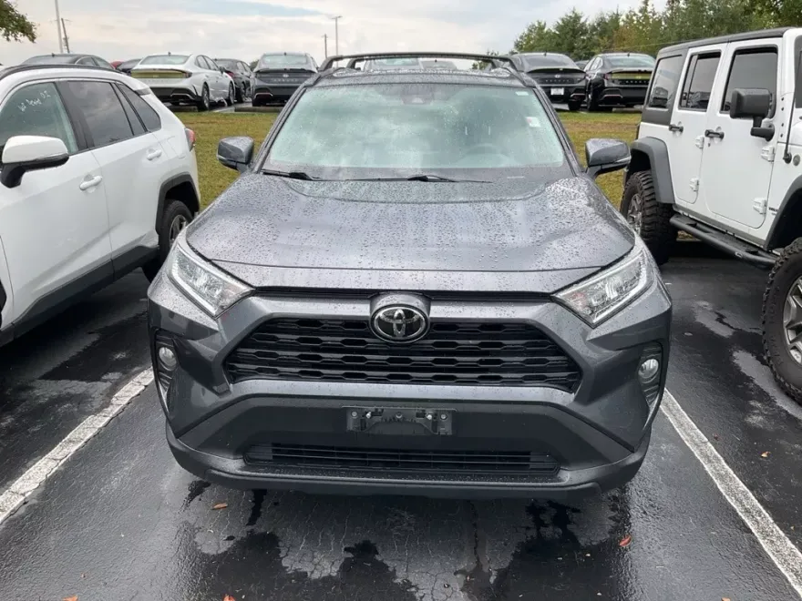 2020 Toyota RAV4 XLE photo 1