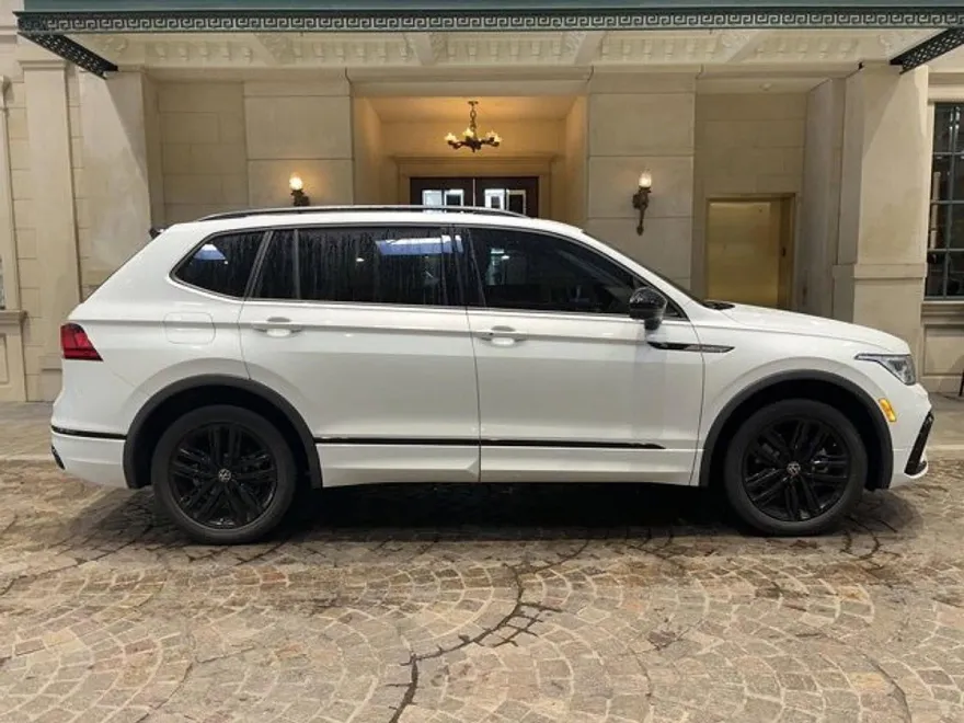 2022 Volkswagen Tiguan SE R-Line Black photo 1