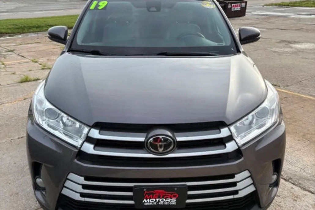 2019 Toyota Highlander LE Plus photo 1