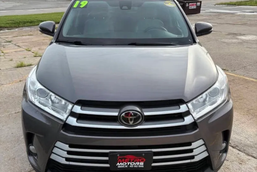 2019 Toyota Highlander LE Plus photo 1