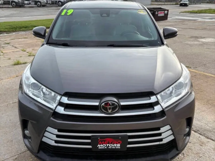 2019 Toyota Highlander LE Plus photo 1