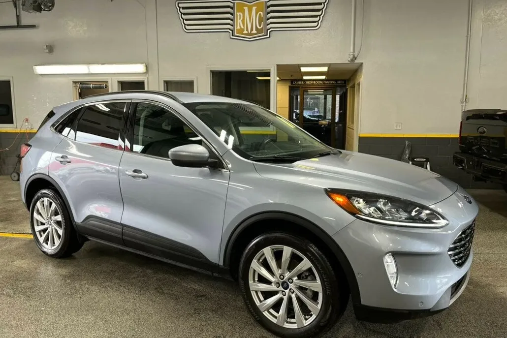 2022 Ford Escape Titanium Hybrid photo 1