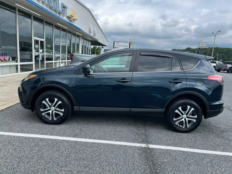 2018 Toyota RAV4 LE photo 1