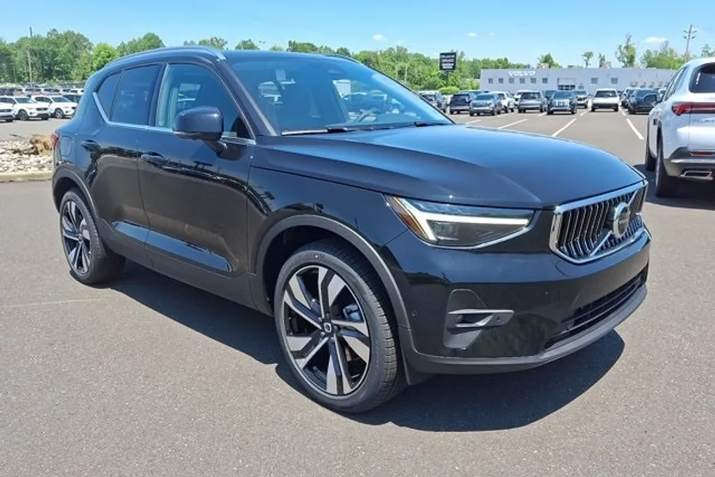2025 Volvo XC40 Plus photo 1