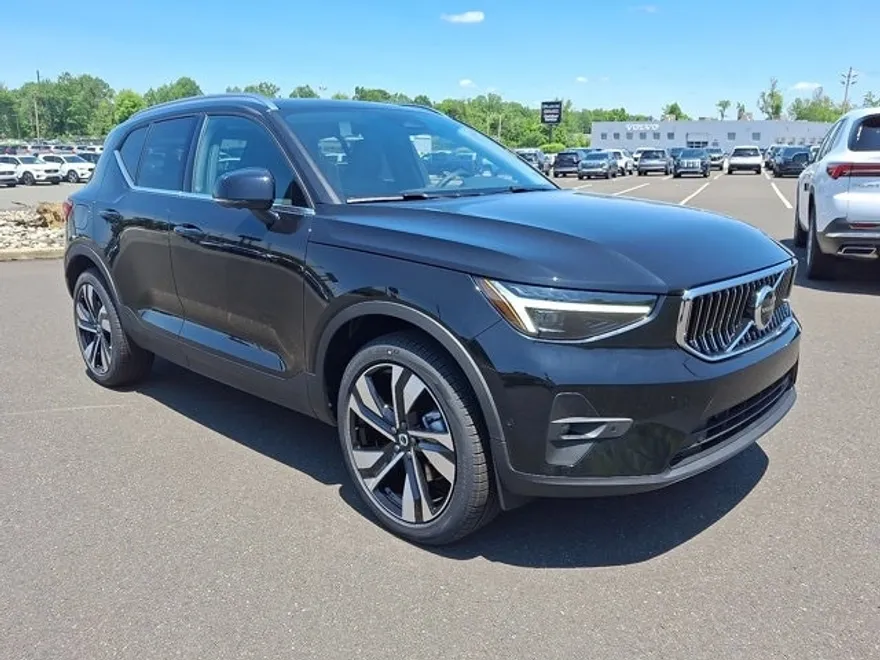 2025 Volvo XC40 Plus photo 1