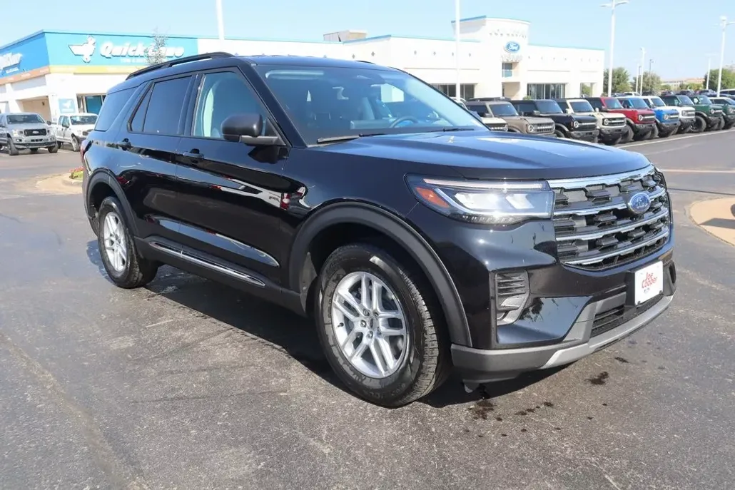 2025 Ford Explorer photo 1