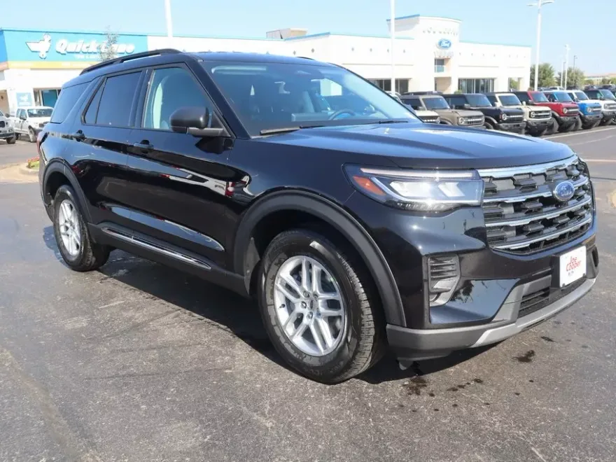 2025 Ford Explorer photo 1