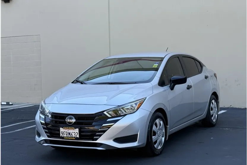 2023 Nissan Versa Sedan photo 1