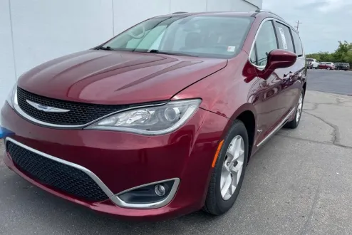 2018 Chrysler Pacifica Touring L photo 2