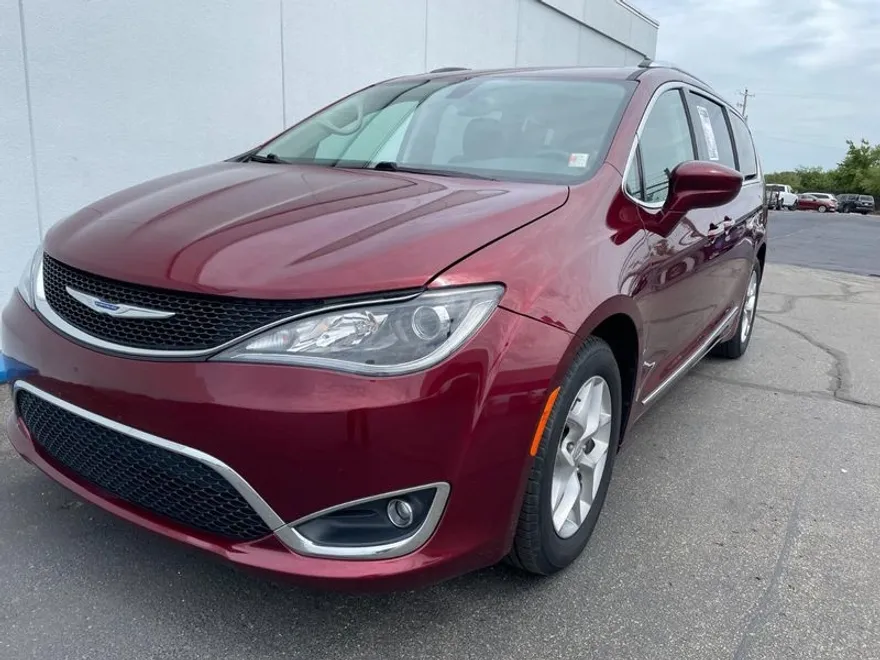 2018 Chrysler Pacifica Touring L photo 2