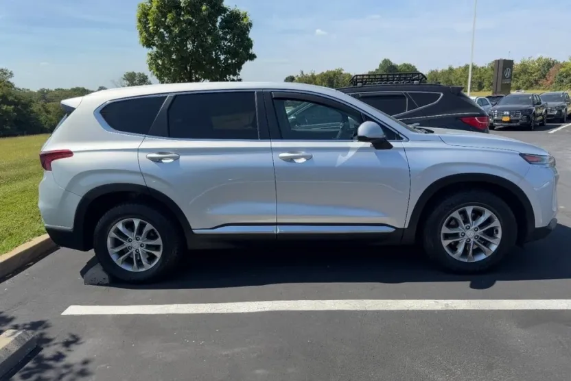 2019 Hyundai Santa Fe SE photo 1