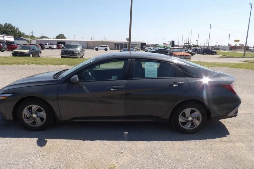2024 Hyundai Elantra SE photo 1