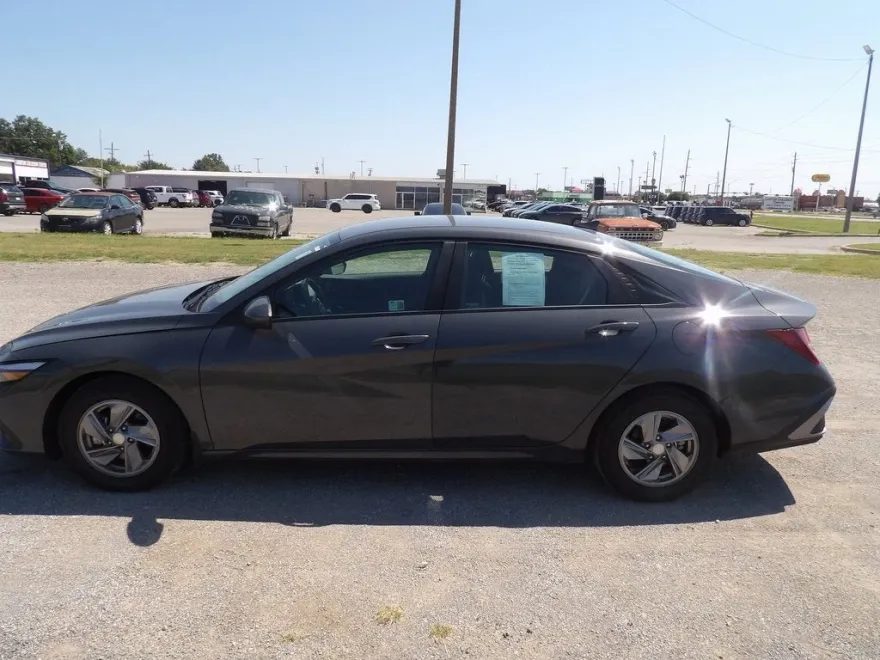 2024 Hyundai Elantra SE photo 1
