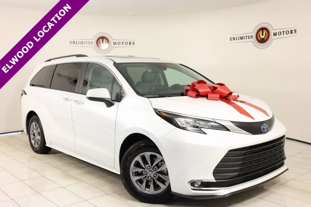 2023 Toyota Sienna XLE photo 1