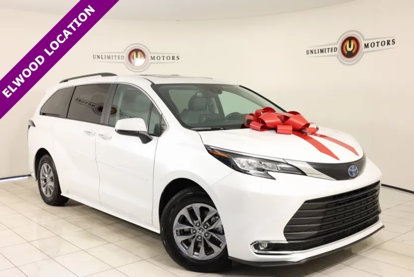 2023 Toyota Sienna XLE photo 1
