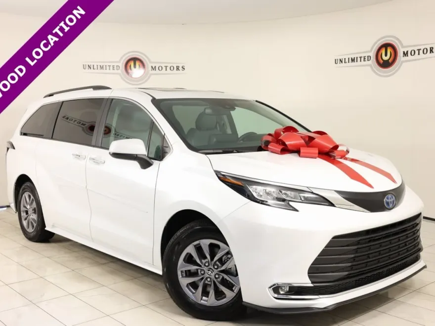 2023 Toyota Sienna XLE photo 1