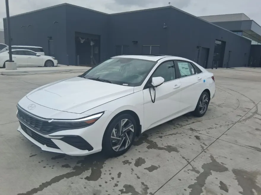 2025 Hyundai Elantra Limited photo 1