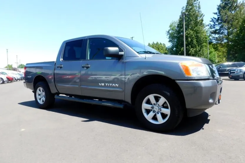 2013 Nissan Titan Crew Cab SV photo 1