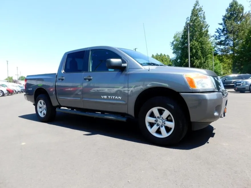 2013 Nissan Titan Crew Cab SV photo 1