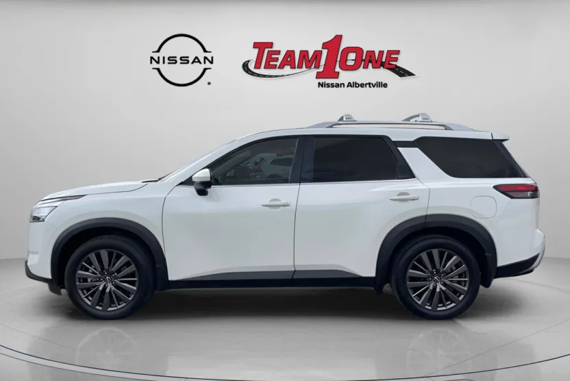 2022 Nissan Pathfinder SL photo 1