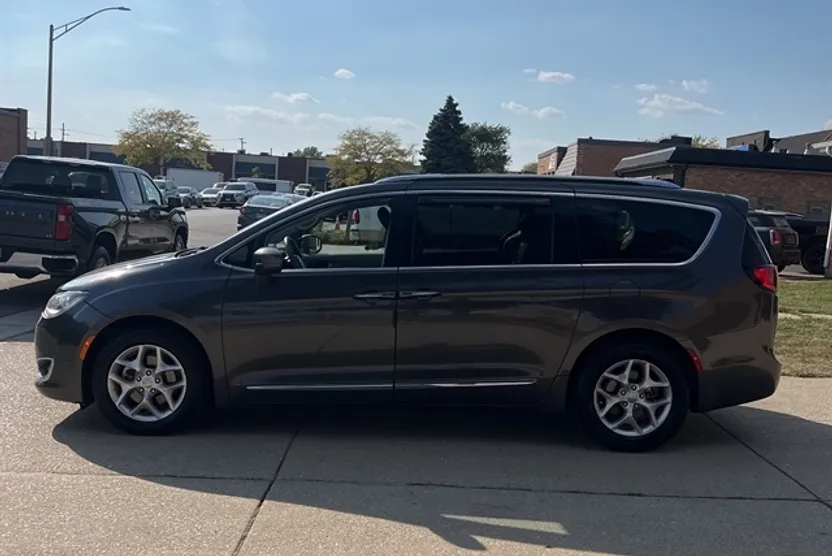 2020 Chrysler Pacifica Touring L photo 1